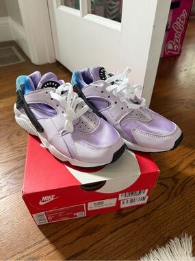 Nike Women’s Lavender and White Huarache Sneakers with Blue Accent